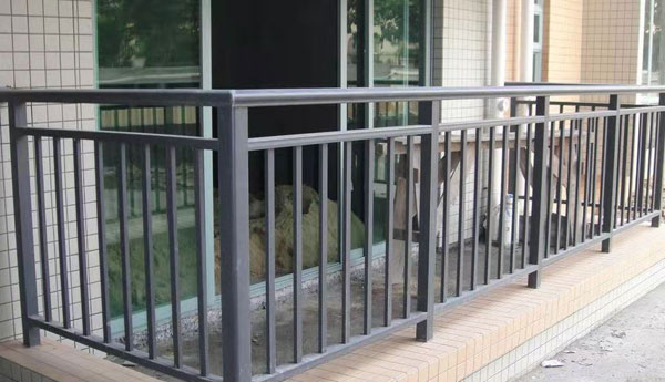 什么材料用在装配式阳台栏杆比较好呢？(图1)